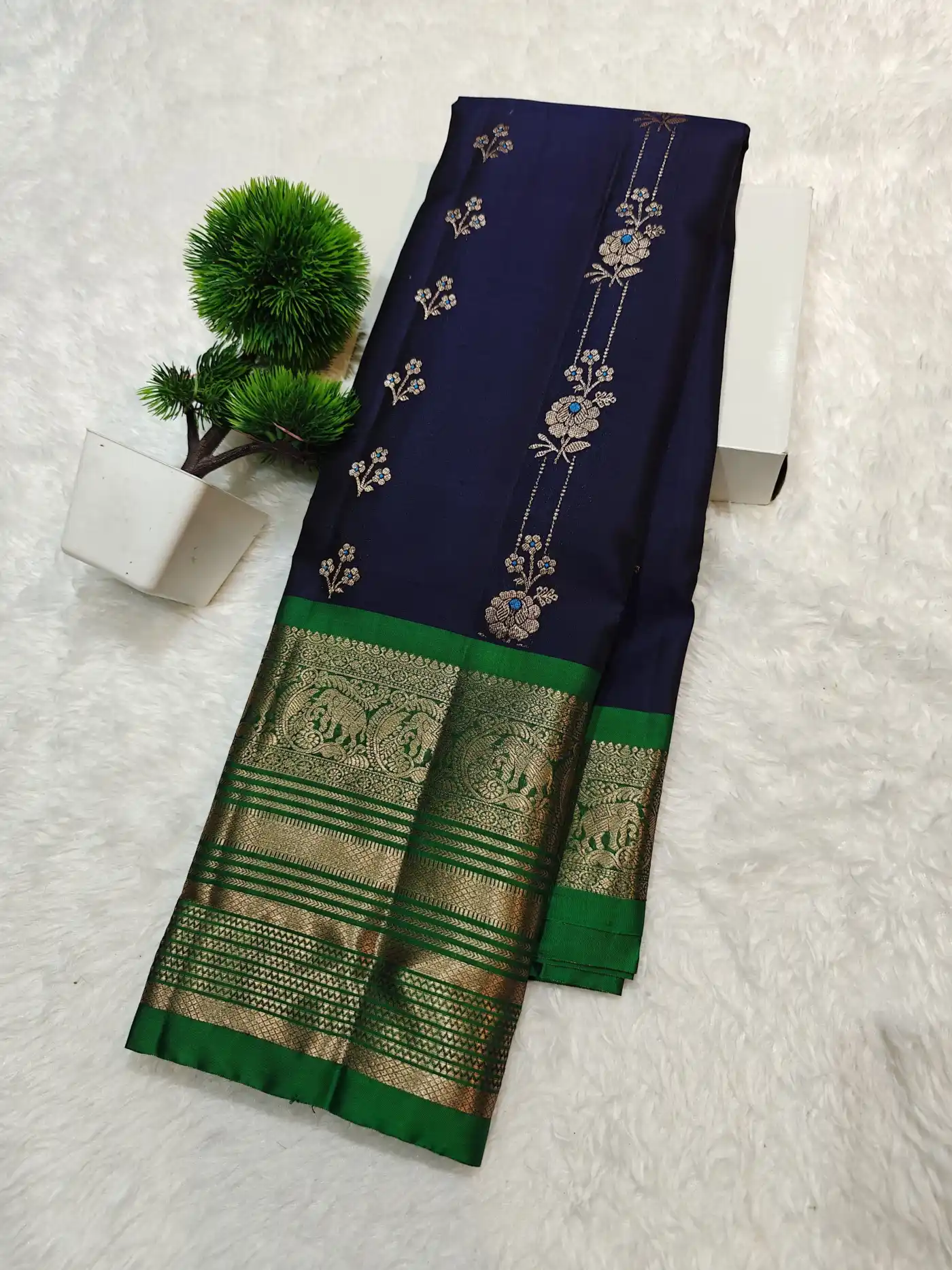 Scattered Flower Kanchi Soft Silk Saree